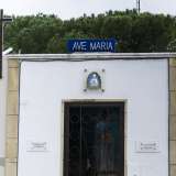 L�edicola votiva dedicata alla Madonna di Lourdes e a Padre Pio che si trova di fronte alla cappella e fatta costruire per ripicca
